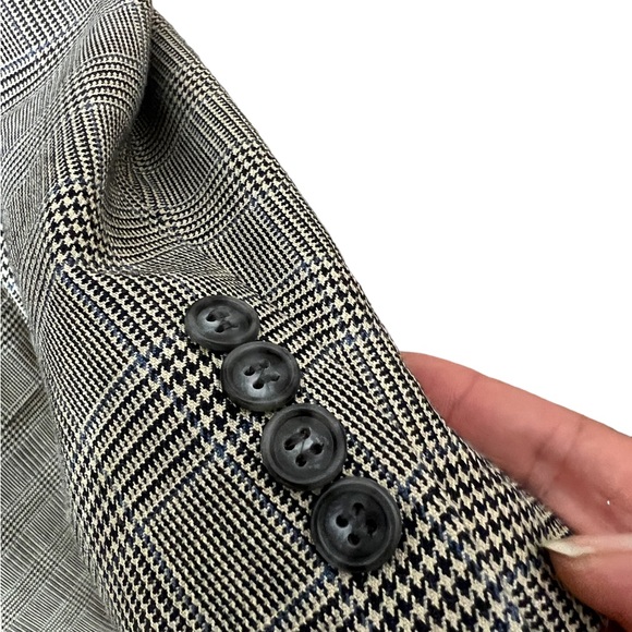 IZOD MENS SPORT BLAZER SIZE 44L, A BLEND OF WOOL AND SILK. VERY POSH BLA… - Picture 6 of 9